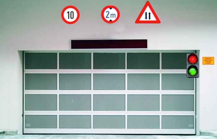 Napędy do bram garaży zbiorczych z sygnalizacją świetlną